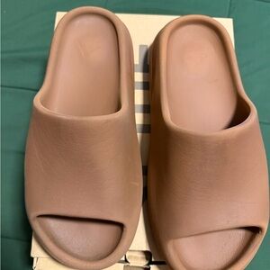 Adidas Yeezy Slide in Tan